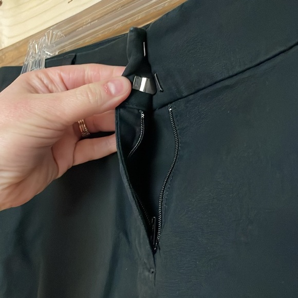 Loft size 4 Julie 10” Inseam Black Mid-rise Soft Bermuda Shorts with Pockets - Picture 5 of 9